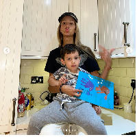 Kini bertepatan dengan perayaan Hari Ayah internasional, Oksana Voevodina mengunggah foto dirinya bersama sang anak sekaligus menulis pesan sindiran untuk mantan suaminya Sultan Muhammad V yang tak mau mengakui putranya itu. Foto: Dok. Instagram @rihanapetra