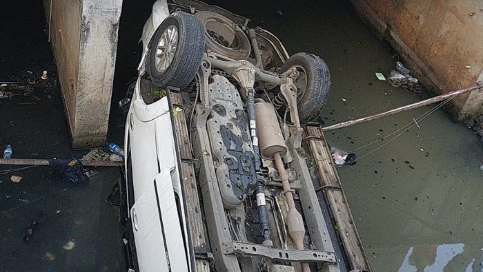Mobil Fortuner nyemplung ke kali di Jl Abdullah Syafei, Tebet, Jaksel.