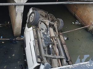Mobil Fortuner Nyemplung ke Kali di Tebet, Begini Evakuasinya