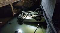 Mobil Toyota Fortuner bernopol B-1611-TJE nyemplung ke kali di kawasan Tebet, Jakarta Selatan. Peristiwa itu terjadi pada Kamis (23/6/2022) sekitar pukul 04.00 WIB.