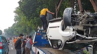 Kasubdit Gakkum Ditlantas Polda Metro Jaya AKBP Jamal Alam menjelaskan kecelakaan terjadi ketika mobil Fortuner yang dikemudikan pria inisial OLP (21) melaju dari arah Barat ke Timur di Jl KH Abdullah Syafei, Tebet, Jakarta Selatan. Setiba di lokasi, tepatnya di depan Cafe Komandan, mobil oleng ke kanan.