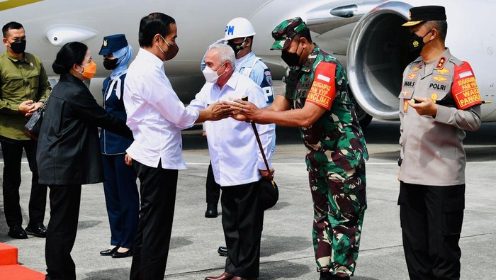 Momen Jokowi Tinjau Pembangunan IKN Nusantara Bareng Puan Maharani Presiden Joko Widodo meninjau pembangunan Ibu Kota Nusantara di Kalimantan Timur, Rabu (22/6). Jokowi tampak meninjau IKN bersama Ketua DPR RI Puan Maharani.