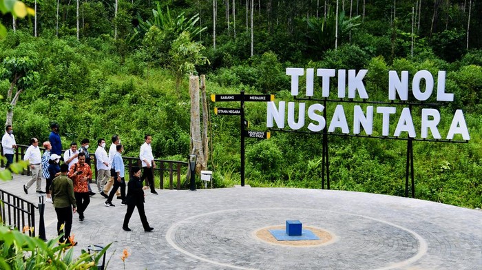 Presiden Joko Widodo meninjau pembangunan Ibu Kota Nusantara di Kalimantan Timur, Rabu (22/6). Jokowi tampak meninjau IKN bersama Ketua DPR RI Puan Maharani.