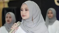 Nazla Zain mendengar kasidah sejak kecil dan menjadikannya sebagai pedoman hidup. Foto: Instagram Nazla Zain