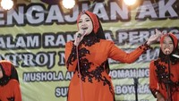 Saat awal bergabung, Nazla Zain berlatih vokal dan dipercaya bermain tamborin di Nasida Ria. Foto: Instagram Nazla Zain
