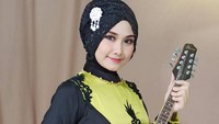 Nazla Zain menguasai setidaknya tiga alat musik. Foto: Instagram Nazla Zain