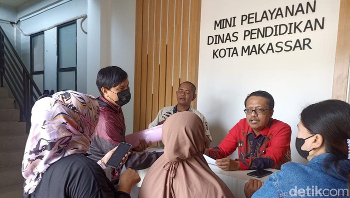 Orang tua calon siswa mengadukan masalah PPDB Makassar.