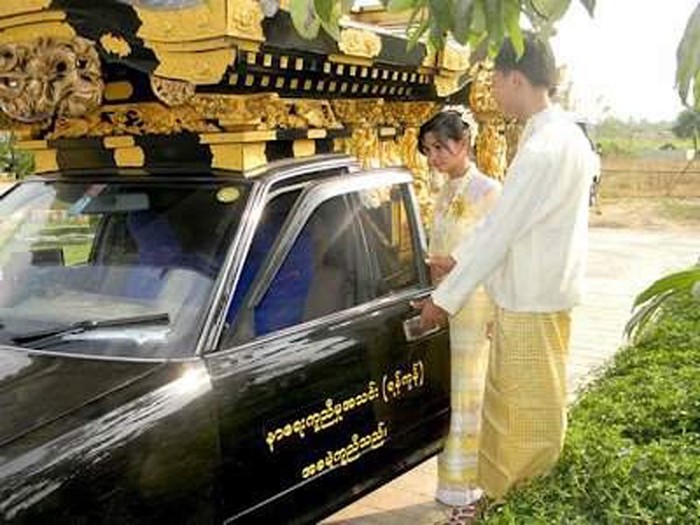 Pasangan menikah di rumah duka Pasangan menikah di rumah duka