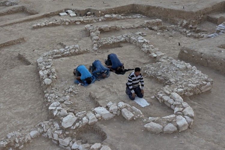 Pekerja Otoritas Barang Antik Israel dari Palestina melakukan salat di lokasi temuan masjid kuno yang ada di Rahat, Gurun Negev, Israel bagian selatan Muslim Palestinian workers of Israels Antiquities Authority pray amid the remains of a recently discovered ancient mosque, which dates back to the early Islamic period, in the Bedouin town of Rahat in Israels southern Negev desert on June 22, 2022. - The discovery of the site, which dates back to the period between the seventh and eighth centuries, was made in a few years ago during extensive archeological excavations conducted by the Israel as part of a plan to expand southern Rahat with state funding, through the Bedouin Development and Settlement Authority in the Negev. (Photo by MENAHEM KAHANA / AFP)
