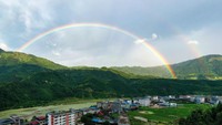 Pemandangan pelangi ganda di kotapraja Gangbian Zhuang, Kabupaten Congjiang, Provinsi Guizhou, China barat daya, Rabu, (22/6/2022).