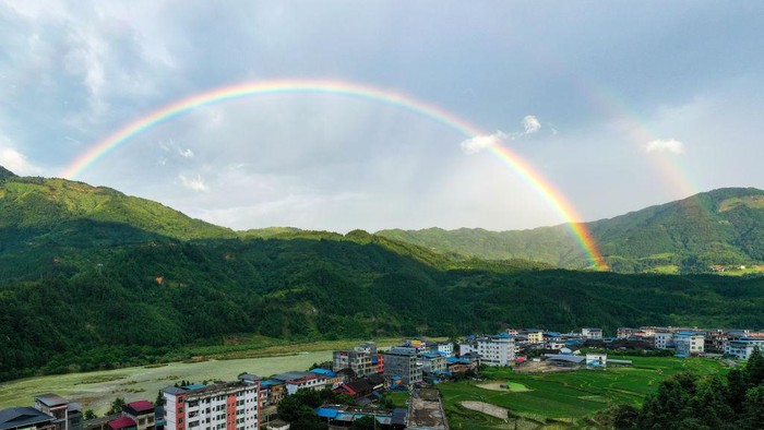 Pelangi Ganda Hiasi Langit China, Indah Banget CONGJIANG, CHINA - JUNE 22, 2022 - Photo taken on June 22, 2022 shows a double rainbow landscape in Gangbian Zhuang township of Congjiang County, Southwest China's Guizhou Province. (Photo credit should read CFOTO/Future Publishing via Getty Images)