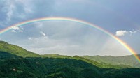 Kemunculan pelangi kembar merupakan fenomena langka, namun bukan yang pertama kali terjadi di China. Sebelumnya pernah juga menghiasi langit Beijing.