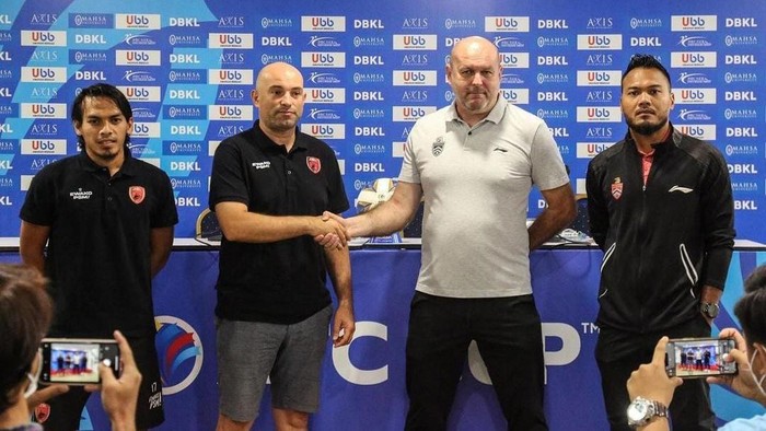 Pelatih PSM Makassar Bernardo Tavares dan Pelatih Kuala Lumpur City FC Bojan Hodak saat sesi pre match konferensi pers di Kuala Lumpur, Malaysia.