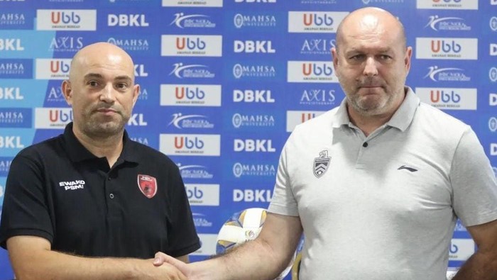 Pelatih PSM Makassar Bernardo Tavares dan Pelatih Kuala Lumpur City FC Bojan Hodak bersalaman usai sesi pre match konferensi pers.