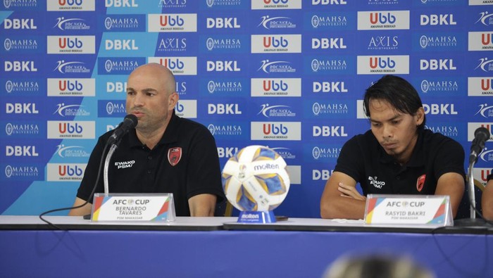 Pelatih PSM Makassar Bernardo Tavares dan Pemain PSM Makassar Rasyid Bakri saat sesi pre match konferensi pers sebelum melawan Kuala Lumpur City FC.