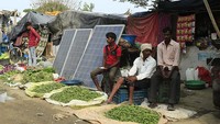 Panel surya dilettakan di depan rumah semi permanen, di sela-sela penjual sayuran. Penggunaan panel surya tidak menimbulkan polusi yang membahayakan lingkungan. Hal ini lah yang digencarkan India yang merupakan salah satu negara dengan kadar polusi tertinggi di dunia.  