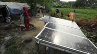 Di pemukiman sepanjang sungai Yamuna, New Delhi, tampak panel surya digunakan setiap rumah untuk menyokong kebutuhan listrik.  