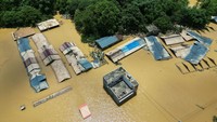 Rumah-rumah warga hanya terlihat atapnya saja. Sementara dinding rumah terendam oleh banjir.