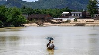 Hujan deras yang mengguyur membuat saluran air meluap di dataran rendah Sungai Pearl dalam beberapa hari terakhir.