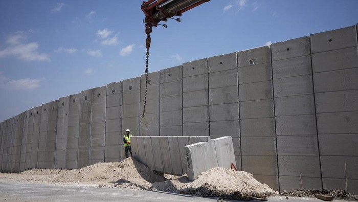 Penampakan Tembok Beton 9 Meter yang Dibangun Israel di Tepi Barat Tembok beton setinggi 9 meter dipasang untuk gantikan pagar perbatasan antara Tepi Barat utara dan Israel. Tembok itu diketahui dibangun sepanjang 45 kilometer.