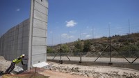 Tembok beton setinggi 9 meter yang dipasang sepanjang 45 kilometer itu dibangun untuk menggantikan pagar pembatas yang dipasang 20 tahun sebelumnya.  