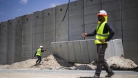 Dikutip dari AP, pemasangan tembok beton itu mulai dilakukan beberapa bulan setelah konflik memanas di perbatasan tersebut. Konflik dipicu oleh status Israel yang mencaplok tanah Palestina selama bertahun-tahun.
