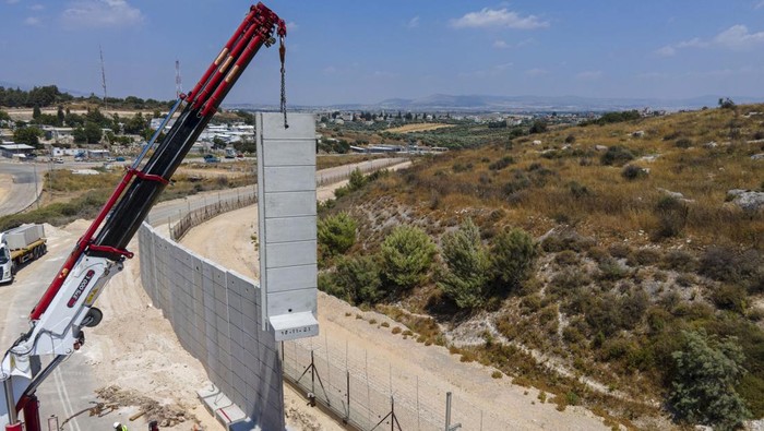 Tembok beton setinggi 9 meter dipasang untuk gantikan pagar perbatasan antara Tepi Barat utara dan Israel. Tembok itu diketahui dibangun sepanjang 45 kilometer.