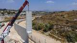 Penampakan Tembok Beton 9 Meter yang Dibangun Israel di Tepi Barat