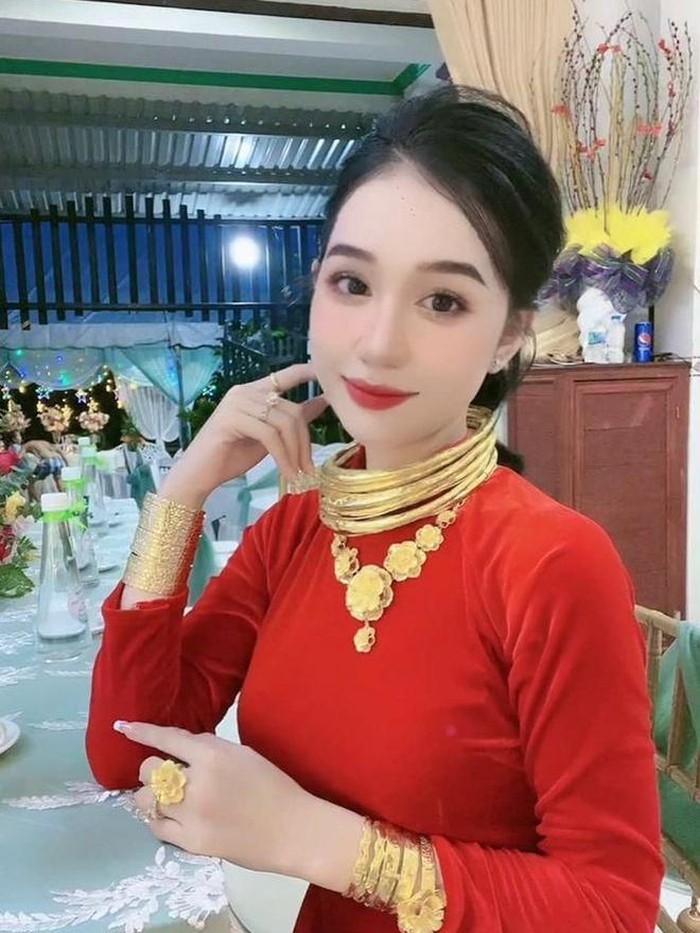 Pengantin pakai emas di seluruh tubuh