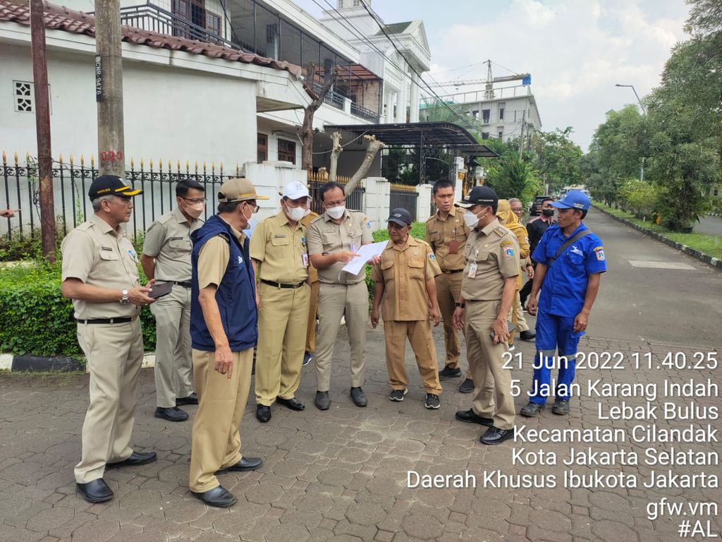 Peninjauan pihak Suku Dinas Sumber Daya Air Jakarta Selatan di calon lokasi sodetan Karang Tengah-Kali Grogol. (Dok Istimewa)