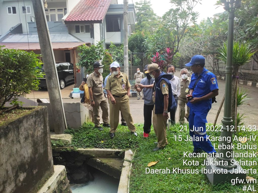 Peninjauan pihak Suku Dinas Sumber Daya Air Jakarta Selatan di calon lokasi sodetan Karang Tengah-Kali Grogol. (Dok Istimewa)