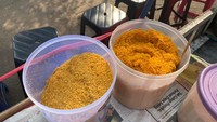 Pak Murtaha menjajakan kerak telor bersama belasan penjual lain di PRJ. Ini adalah proses penambahan ebi dan kelapa sangrai sebagai bumbu kerak telor. Foto: Detikcom