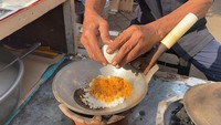 Pak Murtaha meracik kerak telornya dengan telur bebek segar. Ia tampak cekatan saat menyiapkan semuanya. Foto: Detikcom