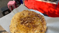 Inilah bentuk kerak telor legendaris yang gurih dan legit! Paling enak disantap saat masih panas. Foto: Detikcom