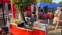 Ada banyak penjual kerak telor di PRJ. Salah satunya bahkan sudah berjualan kerak telor sejak tahun 1975. Foto: Detikcom