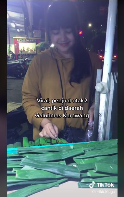Penjual otak-otak cantik