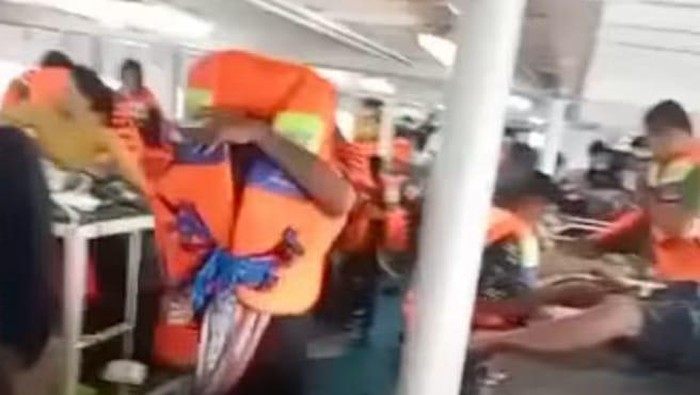 Penumpang panik saat kapal dihantam ombak.