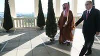 Setelah pembunuhan Khashoggi tahun 2018, pemerintahan Erdogan merilis detail soal kasus pembunuhan mengerikan itu yang sangat mempermalukan Putra Mahkota Saudi. Namun sekarang Erdogan menggalang investasi dan bantuan bank sentral dari negara-negara yang sebelumnya ditentangnya secara ideologis.