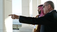 Erdogan dan MBS sebelumnya sudah bertemu ketika Presiden Turki itu mengunjungi Saudi pada April lalu. Saat itu, Erdogan bahkan memeluk MBS.