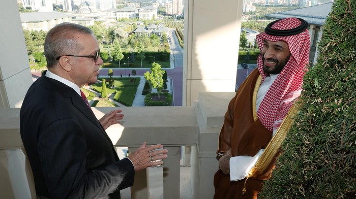 Putra Mahkota Arab Saudi Pangeran Mohammed bin Salman (MBS) kunjungi Turki. Ini merupakan kunjungan perdana MBS usai kasus pembunuhan wartawan Jamal Khashoggi.