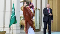 Momen Putra Mahkota Arab Saudi Pangeran Mohammed bin Salman (MBS) bertemu dengan Presiden Turki Recep Tayyip Erdogan di Istana Presiden, Ankara, Turki, Rabu (22/6/2022). (Umit Bektas/Reuters).