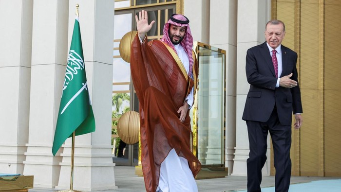 Perdana ke Turki Usai Pembunuhan Khashoggi, MBS Bertemu Erdogan Putra Mahkota Arab Saudi Pangeran Mohammed bin Salman (MBS) kunjungi Turki. Ini merupakan kunjungan perdana MBS usai kasus pembunuhan wartawan Jamal Khashoggi.