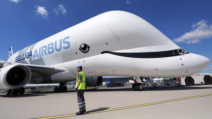 Pesawat Antonov Dibom Rusia, 'Paus Terbang' Ini yang Jadi Saingannya dpatop - 21 June 2022, Brandenburg, Schönefeld: An Airbus Beluga XL transport aircraft has landed at the International Aerospace Exhibition ILA, while an easyJet airliner takes off in the background. The air show at Schönefeld Airport is open from 22.06. - 26.06.2022. Photo: Wolfgang Kumm/dpa (Photo by Wolfgang Kumm/picture alliance via Getty Images)