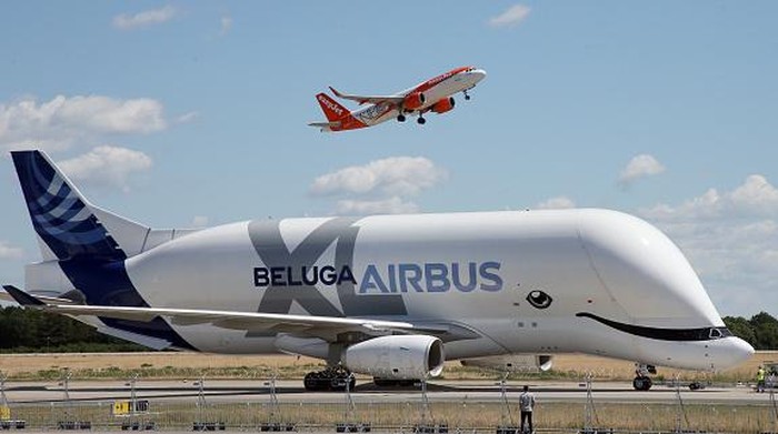 Pesawat Antonov Dibom Rusia, 'Paus Terbang' Ini yang Jadi Saingannya dpatop - 21 June 2022, Brandenburg, Schönefeld: An Airbus Beluga XL transport aircraft has landed at the International Aerospace Exhibition ILA, while an easyJet airliner takes off in the background. The air show at Schönefeld Airport is open from 22.06. - 26.06.2022. Photo: Wolfgang Kumm/dpa (Photo by Wolfgang Kumm/picture alliance via Getty Images)