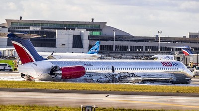 Pesawat Red Air Tergelincir dan Terbakar di Bandara Miami