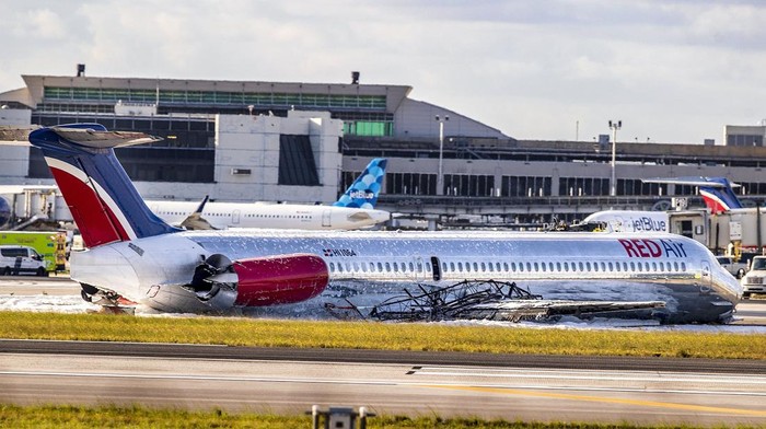 Pesawat Red Air Tergelincir dan Terbakar di Bandara Miami Pesawat Red Air tergelincir dan terbakar di bandara internasional Miami, Amerika Serikat. Roda pendarat utama pada bagian kiri pesawat tak berfungsi saat mendarat.