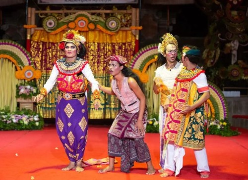 Penampilan kocak dan memukau Rekasadana (Pergelaran) Dramatari Arja Remaja 