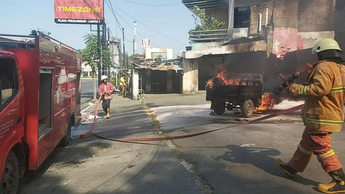 Petugas berupaya memadamkan api, Kamis (23/6/2022).