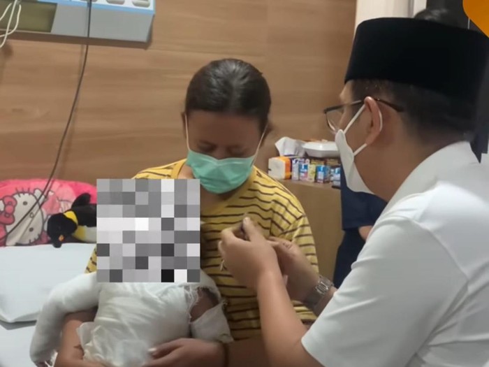 Pj Bupati Bekasi Dani Ramdan menjenguk korban penyiraman air keras (Tangkapan layar Instagram @pemkabbekasi)