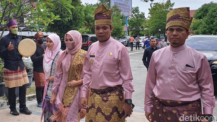Pj Wali Kota Pekanbaru, Muflihun (tengah) saat ditemui di gedung DPRD Pekanbaru. (Raja/detikSumut)
